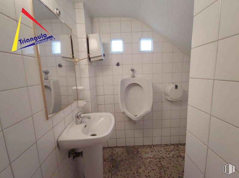 Retail for sale at Calle Tejedores, Segovia, 40004 with sink, toilet, property, plumbing fixture, building, bathroom, bathroom sink, tap, black and purple around