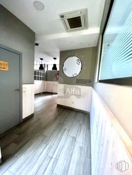 Retail for rent at Calle Agastia, Ciudad Lineal, Madrid, 28027 with mirror, door, property, fixture, wood, interior design, floor, flooring, real estate and ceiling around