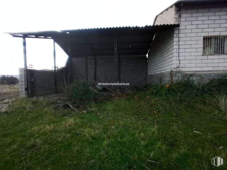 Land for sale at Zona Industrial La Colilla, La Colilla, Ávila, 05192 with window, house, plant, sky, land lot, building, cottage, grass, grassland and landscape around