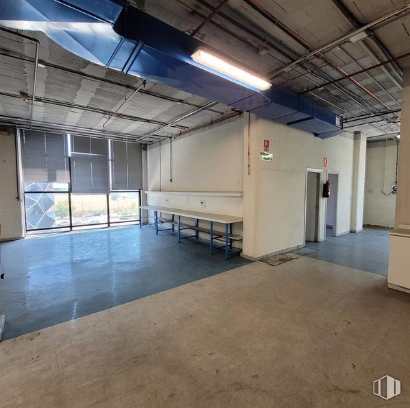 Industrial for sale at Calle María Tubau, Fuencarral - El Pardo, Madrid, 28050 with light fixture, lighting, floor, flooring, ceiling, composite material, metal, glass, hall and fluorescent lamp around