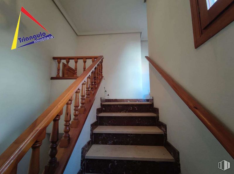 Retail for sale at Calle Tejedores, Segovia, 40004 with picture frame, table, stairs, fixture, wood, building, architecture, flooring, floor and wood stain around