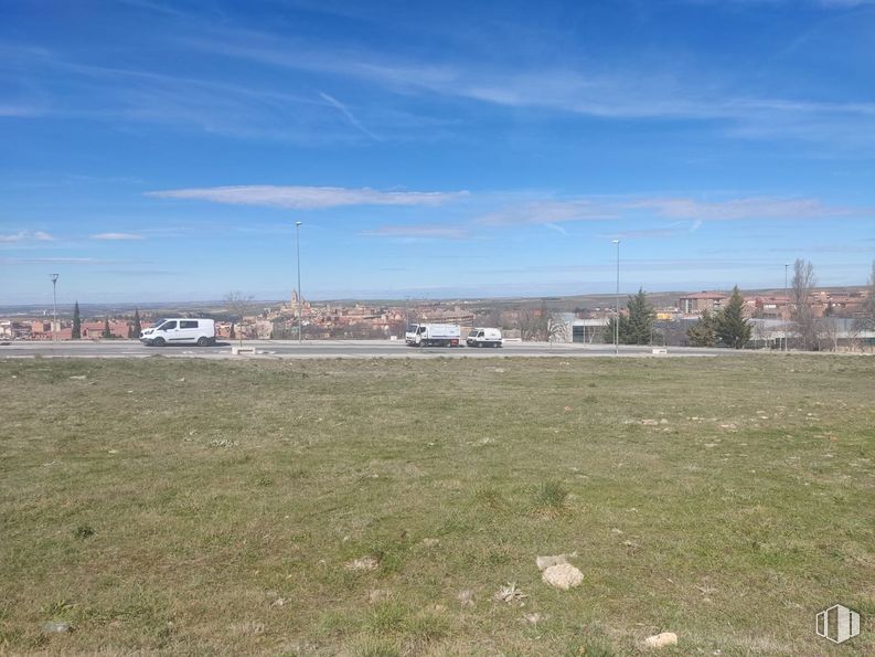 Suelo en venta en Zona plaza de toros, Segovia, 40006 con nube, cielo, coche, planta, hierba, ciudad, pradera, árbol, carretera y horizonte alrededor