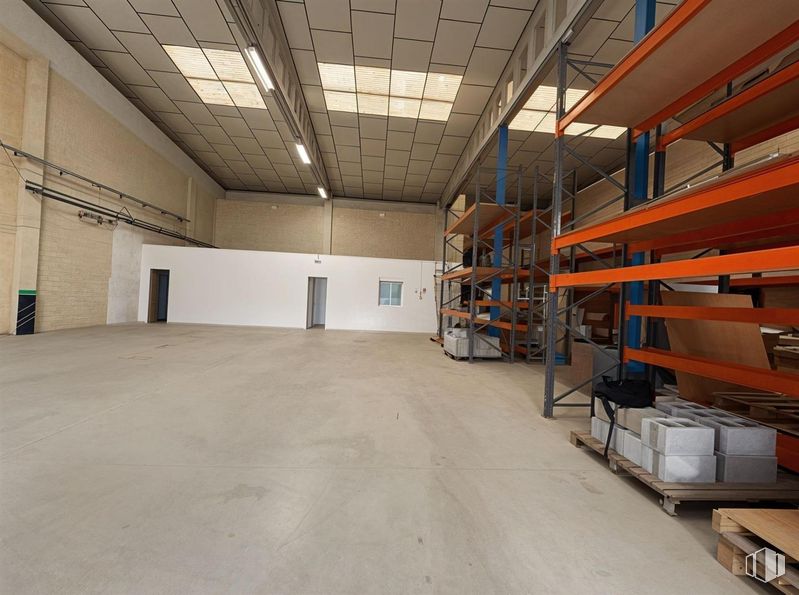 Industrial for sale at Polígono industrial Río de Janeiro, Algete, Madrid, 28110 with flooring, wood, floor, hall, engineering, machine, shelving, hardwood, beam and automotive exterior around