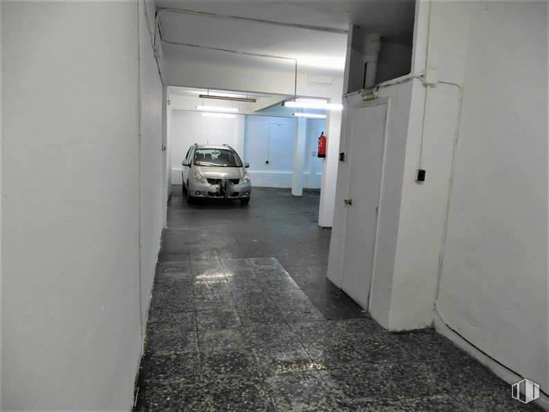 Nave en venta en Calle Sambara, Ciudad Lineal, Madrid, 28027 con coche, luz de estacionamiento automotriz, neumático, iluminación automotriz, vehículo, vehículo motorizado, diseño automotriz, edificio, neumático automotriz y puerta del vehículo alrededor