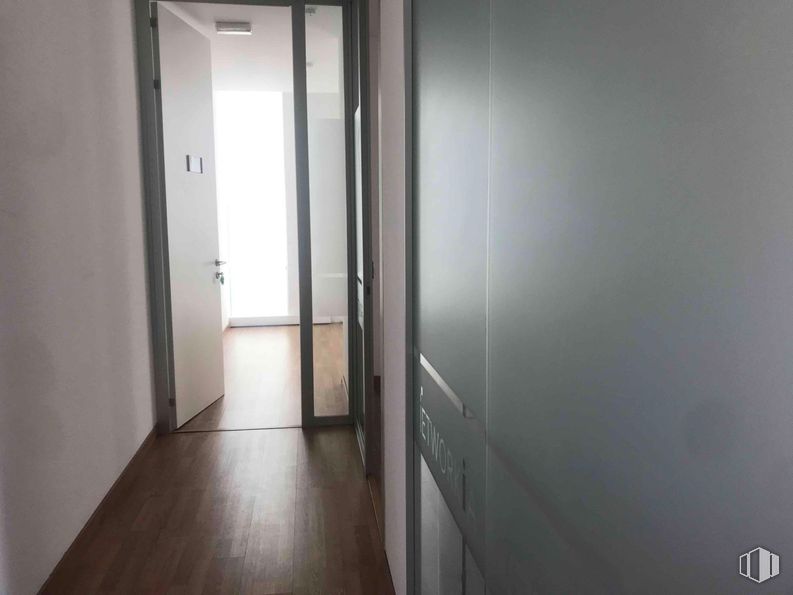 Office for rent at Zona empresarial, Alcobendas, Madrid, 28108 with flooring, floor, wood, apartment, door, room, grey, wood flooring, wood stain and glass around