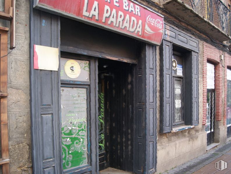 Retail for rent at Paseo Estación, Ávila, 05001 with window, fixture, building, door, facade, wood, building material, house, font and composite material around