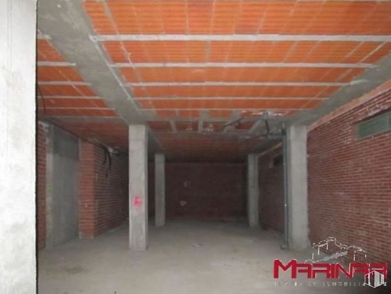 Retail for sale at Zona El Quiñón, Seseña, Toledo, 45224 with building, fixture, floor, flooring, wood, hall, composite material, building material, concrete and ceiling around