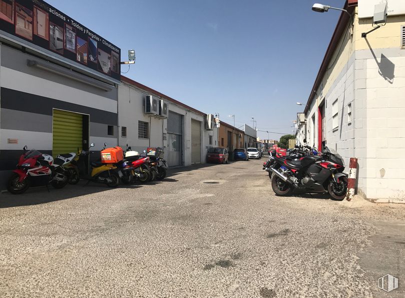 Nave en alquiler en Camino San Martín Vega, 6, Arganda del Rey, Madrid, 28500 con motocicleta, persona, neumático, rueda, luz de estacionamiento automotriz, cielo, vehículo, vehículo de motor, iluminación automotriz y neumático automotriz alrededor