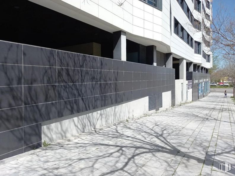 Local en venta en Parque Valdebebas, Av. de Juan Antonio Samaranch, 67, Hortaleza, Madrid, 28055 con ventana, edificio, diseño urbano, superficie de la carretera, pared, material compuesto, condominio, fachada, árbol y edificio comercial alrededor