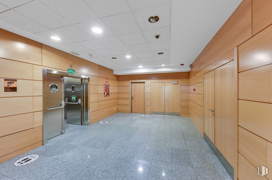 Office for rent at Edificio Alcor Plaza, Avenida Europa, 2, Alcorcón, Madrid, 28922 with refrigerator, door, fixture, flooring, floor, building, wood, hall, window and ceiling around