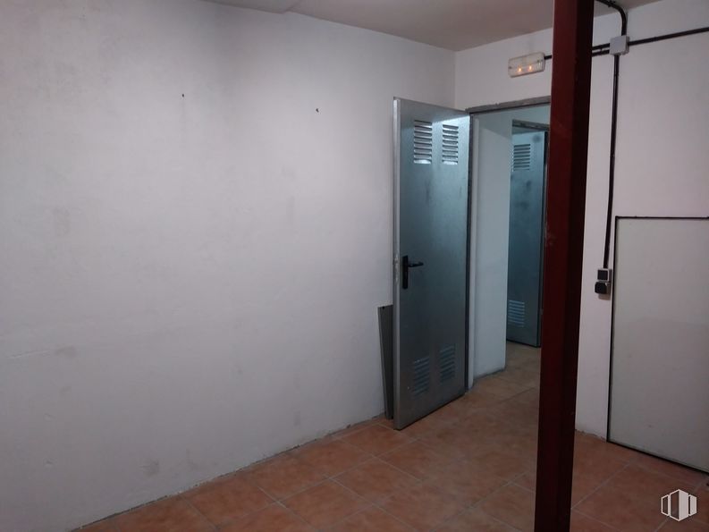 Local en venta en Calle San Pedro, 67, Coslada, Madrid, 28820 con puerta, accesorio, asa, piso, madera, suelo, pasillo, edificio, vidrio y aluminio alrededor