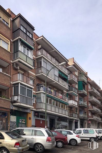 Nave en alquiler en Calle Ezequiel Solana, 38, Ciudad Lineal, Madrid, 28017 con coche, camioneta, edificio, neumático, rueda, vehículo terrestre, vehículo, cielo, ventana y nube alrededor