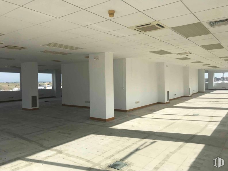 Office for rent at Zona Tres Cantos, Tres Cantos, Madrid, 28760 with floor, ceiling, flooring, composite material, glass, building material, hall, tile flooring, daylighting and plaster around