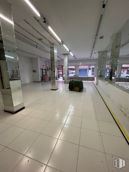 Local en venta en Calle San Blas, 2, Alcorcón, Madrid, 28921 con sofá, alumbrado, accesorio, piso, pavimentos, suelos de baldosas, techo, planta, edificio y evento alrededor