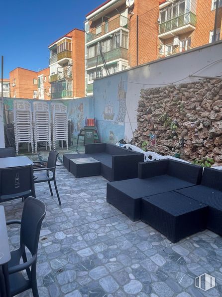 Local en alquiler y venta en Calle Real de Arganda, Villa de Vallecas, Madrid, 28031 con silla, mueble, material compuesto, muebles de exterior, mesa de exterior, hormigón, restaurante, mesa de centro, patio y daybed alrededor