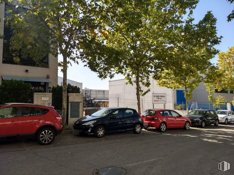 Suelo en venta en Calle Carpinteros, Boadilla del Monte, Madrid, 28660 con coche, rueda, neumático, vehículo terrestre, vehículo, planta, vehículo de motor, árbol, asfalto y edificio alrededor