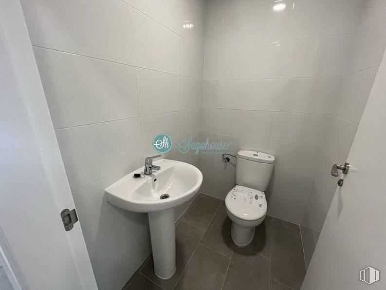 Nave en alquiler en Polígono Hontoria, Segovia, 40195 con inodoro, fregadero, grifo, accesorios de fontanería, lavabo, propiedad, cuarto de baño, morado, asiento del inodoro y edificio alrededor