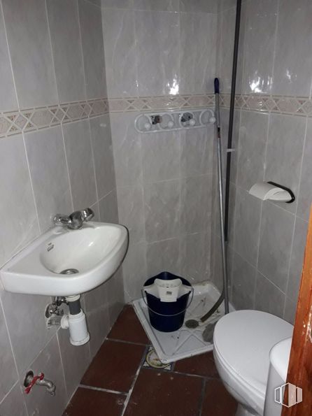 Retail for sale at Casco urbano, Talavera de la Reina, Toledo, 45600 with sink, toilet, brown, white, bathroom, fixture, purple, tap, plumbing fixture and black around