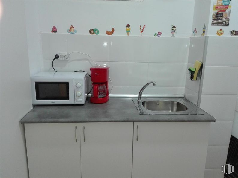 Retail for rent at Calle Zamora, 14, Fuenlabrada, Madrid, 28941 with microwave oven, coffeemaker, cabinetry, kitchen appliance, oven, sink, home appliance, countertop, mixer and kitchen sink around