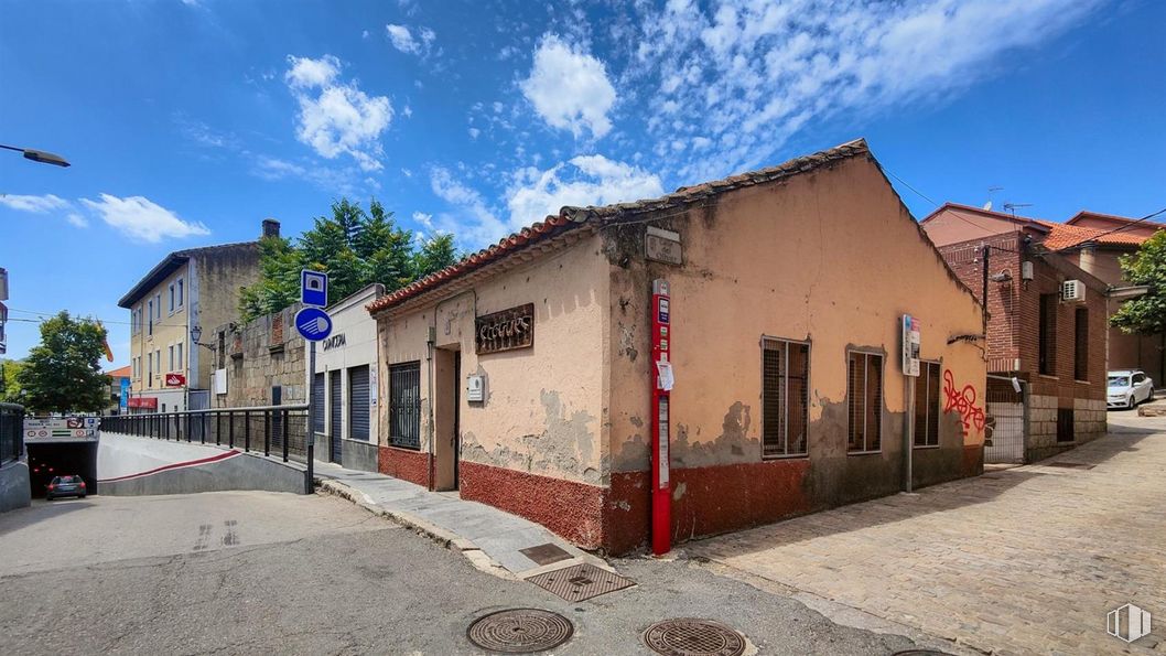 Land for sale at Avenidas Rey Juan Carlos I, 10, Robledo de Chavela, Madrid, 28294 with window, cloud, sky, building, plant, road surface, door, tree, asphalt and house around