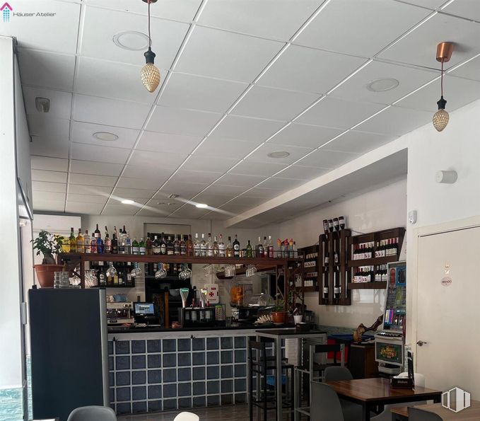 Local en alquiler en Zona El Puerto, Coslada, Madrid, 28820 con lámpara, mesa, mueble, silla, estante, interiorismo, estantería, televisión, techo y estantería alrededor