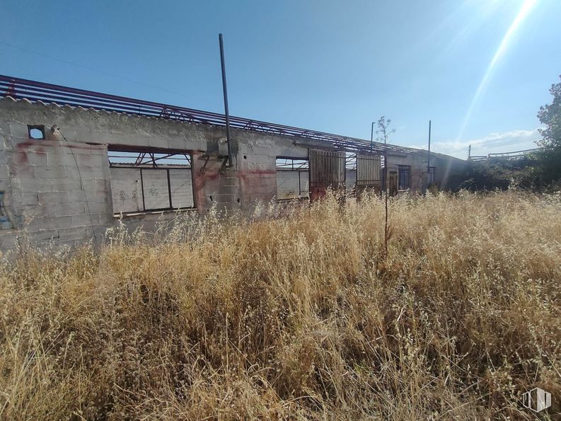 Land for sale at Calle Alberche, El Tiemblo, Ávila, 05270 with bridge, sky, plant, window, tree, land lot, building, electricity, overhead power line and grass around