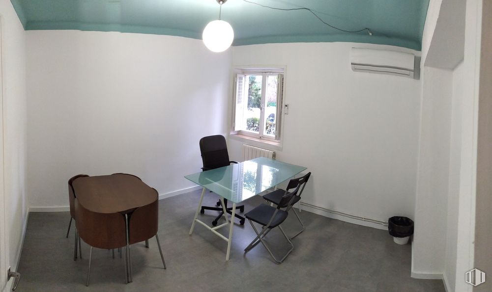 Office for rent at Calle Valle de Oro, 50, Carabanchel, Madrid, 28019 with chair, table, window, furniture, property, building, wood, architecture, interior design and fixture around