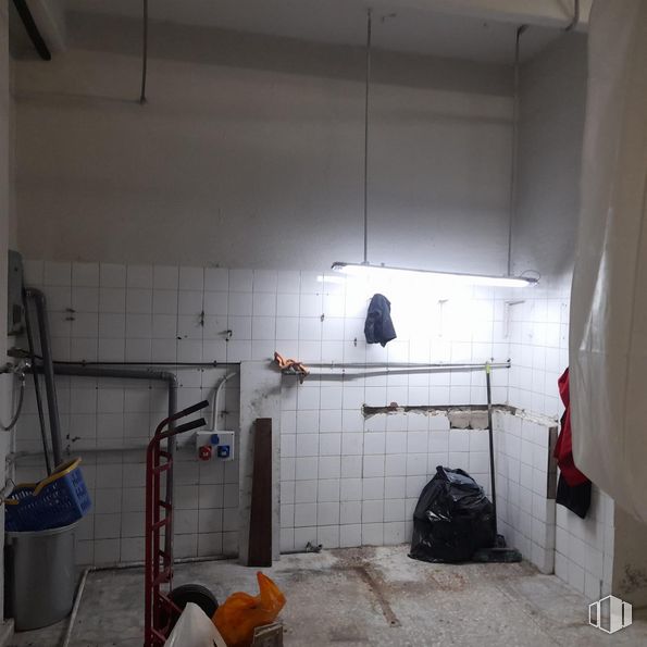 Local en alquiler y venta en Calle Buena Madre, 12, Pinto, Madrid, 28320 con mochila, alumbrado, equipaje y bolsos, suelo, suelos, gas, casa, edificio, escalera y techo alrededor