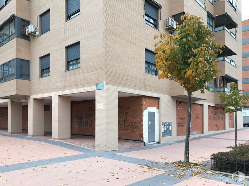 Local en alquiler en Plaza Mar Caspio, 1, Coslada, Madrid, 28820 con edificio, ventana, día, planta, superficie de carretera, barrio, diseño urbano, puerta, árbol y condominio alrededor