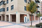 Local en alquiler en Plaza Mar Caspio, 1, Coslada, Madrid, 28820 con edificio, ventana, día, planta, superficie de carretera, barrio, diseño urbano, puerta, árbol y condominio alrededor