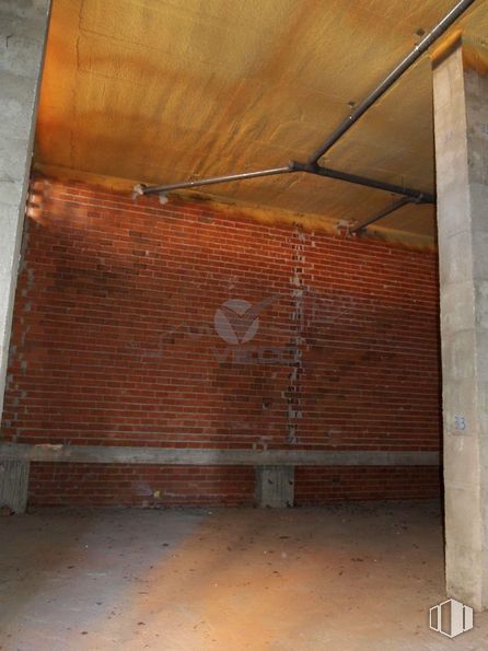 Retail for rent at Calle José Ortega y Gasset, Cuenca, 16004 with wood, building, brickwork, floor, shade, flooring, brick, wood stain, automotive exterior and composite material around