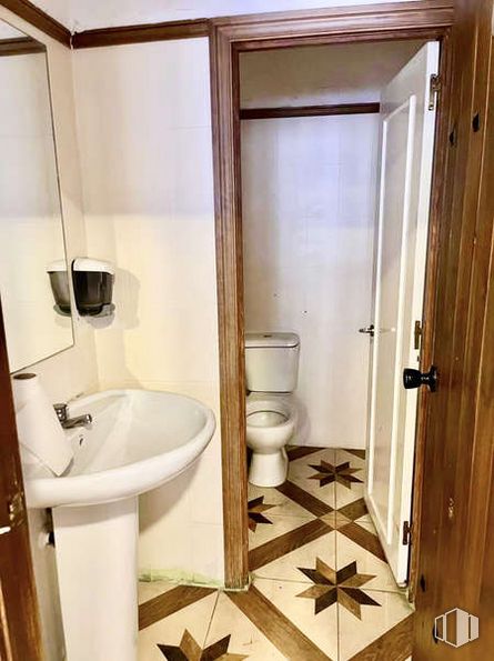 Local en alquiler en Calle Pablo Casals, Parla, Madrid, 28980 con inodoro, fregadero, accesorio de fontanería, asiento de inodoro, lavabo de baño, baño, grifo, púrpura, accesorio y diseño de interiores alrededor