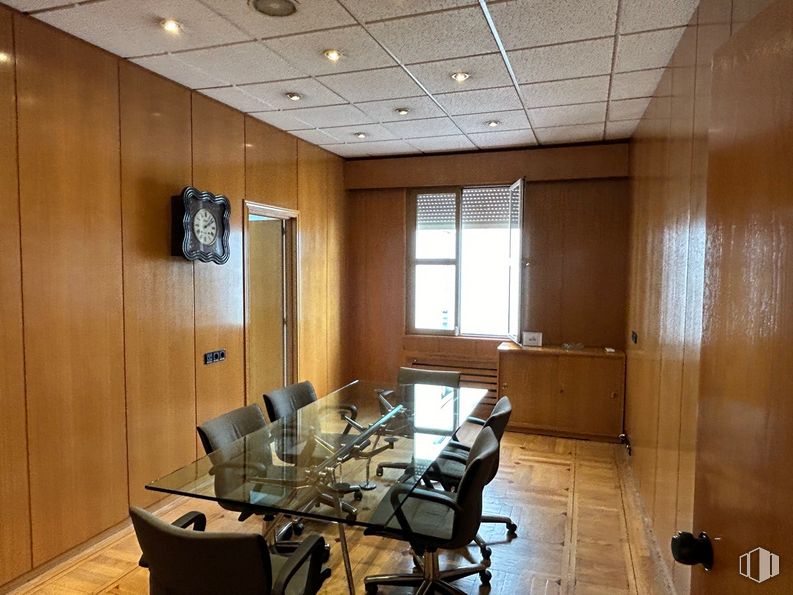 Oficina en alquiler en Calle Fuencarral, 70, Centro, Madrid, 28004 con silla, ventana, mesa, propiedad, escritorio, ordenador portatil, interiorismo, madera, ordenador personal y silla de oficina alrededor