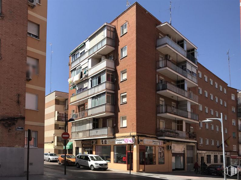 Retail for sale at Calle Badajoz, Alcorcón, Madrid, 28921 with car, building, sky, property, daytime, window, vehicle, street light, urban design and tower block around