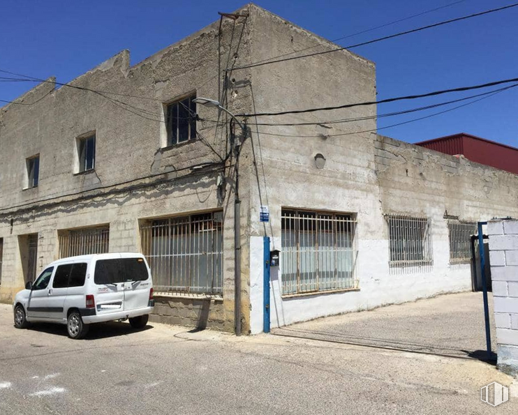 Industrial for sale at Calle Colmena, 8, San Martín de Valdeiglesias, Madrid, 28680 with van, window, automotive parking light, tire, car, vehicle, sky, wheel, building and motor vehicle around