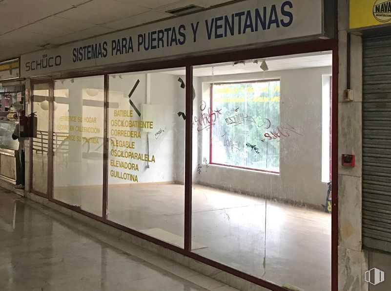 Local en alquiler y venta en Centro Comercial El Parque , Calle Silicio, 10, Torrejón de Ardoz, Madrid, 28850 con espejo, edificio, accesorio, puerta, pared, fachada, vidrio, ventana, fuente y ciudad alrededor