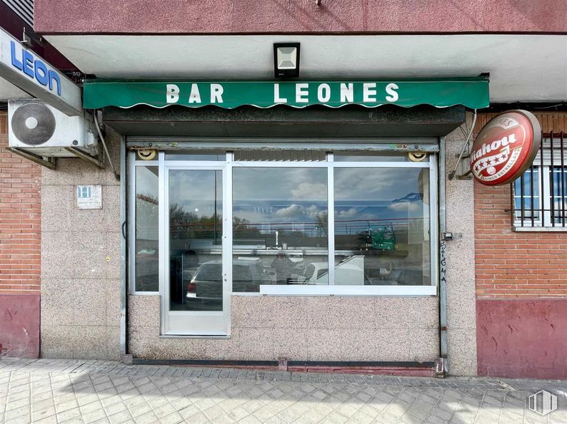 Local en venta en Calle Mequinenza, San Blas - Canillejas, Madrid, 28022 con ventana, accesorio, puerta, fachada, inmobiliario, gas, ladrillo, edificio, sombra y vidrio alrededor