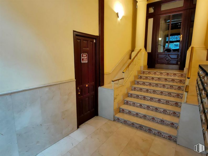 Local en venta en Calle Fuente del Berro,  35, Salamanca, Madrid, 28009 con puerta, edificio, madera, accesorio, suelo, escaleras, suelos, casa, puerta de casa y planta de interior alrededor