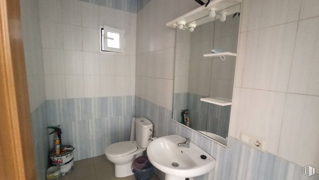 Retail for rent at Zona Norte, Ávila, 05005 with sink, toilet, mirror, plumbing fixture, tap, bathroom sink, property, shower head, bathroom and shower around