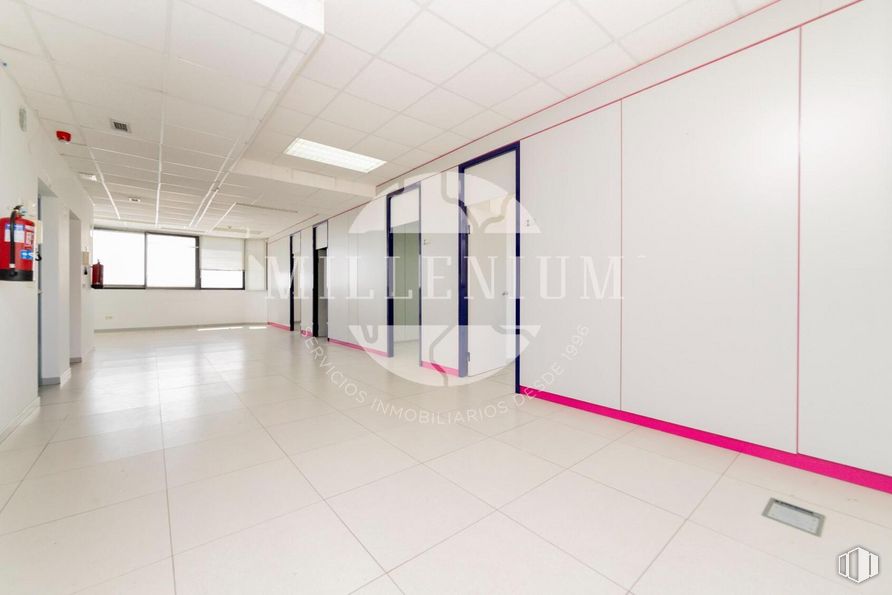 Oficina en alquiler y venta en Avenida Artesanos, 48, Tres Cantos, Madrid, 28760 con edificio, accesorio, suelos, hall, suelo, puerta, techo, vidrio, evento y edificio comercial alrededor