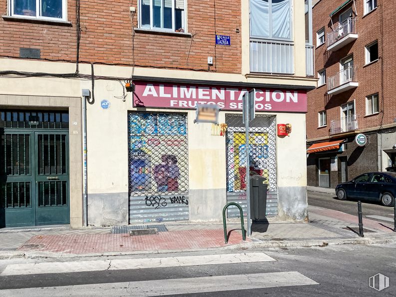 Retail for sale at Calle Lazaga, 11, Tetuán, Madrid, 28020 with car, window, building, door, fixture, architecture, road surface, brick, line and font around