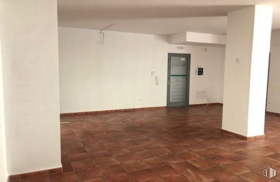 Office for sale at Plaza Salvador, Arévalo, Ávila, 05200 with door, fixture, wood, flooring, hall, floor, ceiling, hardwood, building material and plaster around