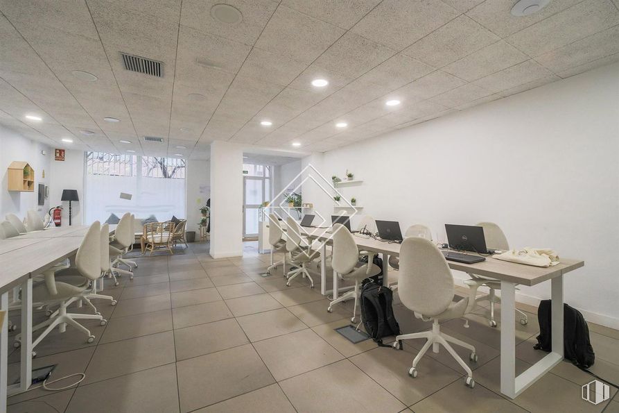 Oficina en alquiler en Zona Guindalera, Salamanca, Madrid, 28028 con silla, escritorio, mesa, mueble, alumbrado, planta, suelo, suelos, hall y espacio alrededor