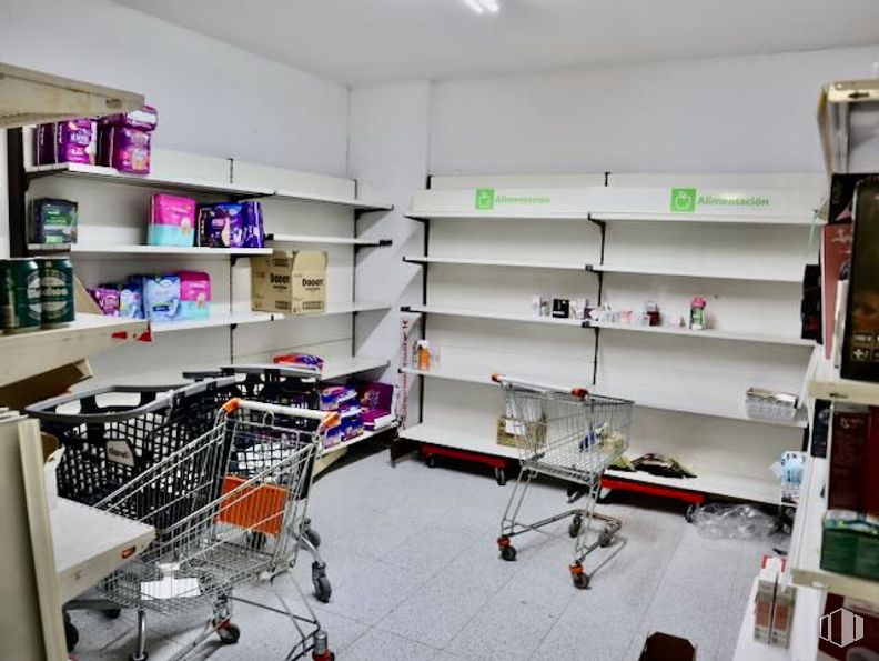 Retail for sale at Calle Alcalá de Henares, Guadalajara, 19003 with furniture, shelf, bookcase, shelving, interior design, publication, flooring, floor, retail and ceiling around