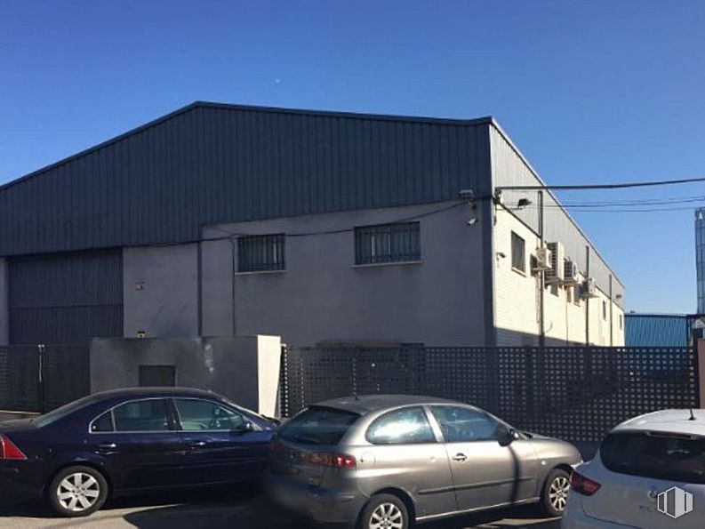 Nave en venta en Zona industrial, Daganzo de Arriba, Madrid, 28814 con coche, neumático, edificio, luz de estacionamiento automotriz, cielo, vehículo terrestre, rueda, luz indicadora lateral automotriz, vehículo y luz trasera y de freno automotriz alrededor