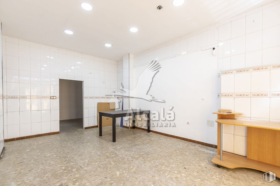 Local en venta en Zona centro, Alcalá de Henares, Madrid, 28805 con escritorio, mesa, mueble, madera, suelos, suelo, accesorio, hall, inmobiliario y techo alrededor