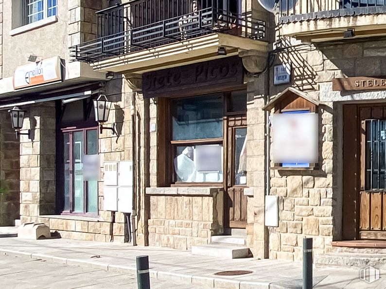 Retail for sale at Calle Comercio, Los Molinos, Madrid, 28460 with window, building, wood, fixture, neighbourhood, residential area, facade, door, urban design and city around