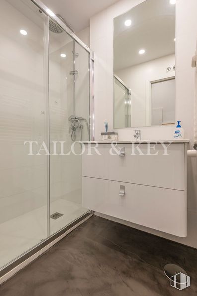 Office for rent at Calle Doctor Esquerdo, Retiro, Madrid, 28007 with cabinetry, mirror, plumbing fixture, tap, fixture, bathroom, shower, bathroom cabinet, interior design and shower door around