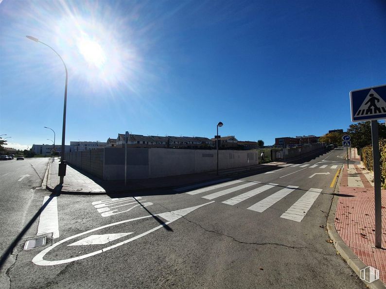 Land for sale at Parque fluvial del Henares, Guadalajara, 19004 with street light, traffic sign, sky, road surface, asphalt, tar, thoroughfare, road, landscape and slope around