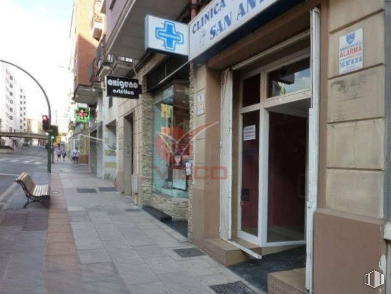 Retail for sale at Zona Centro, Cuenca, 16003 with bench, building, door, sky, window, road surface, sidewalk, cloud, flowerpot and facade around